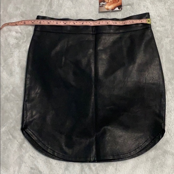 ❌SOLD❌ NWT Naked Wardrobe Scoop to the Side Skirt - Picture 5 of 7